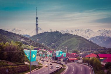 Almatı, Kazakistan - 6 Mayıs: Kok Tobe hill ve Tv kulesi. Şehir vie