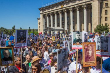 Almatı, Kazakistan - 9 Mayıs: Ölümsüz alayın yürüyüş sırasında V