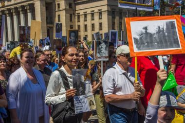 Almatı, Kazakistan - 9 Mayıs: Ölümsüz alayın yürüyüş sırasında V