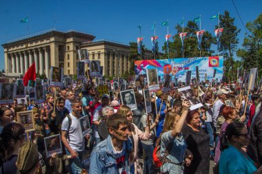 Almatı, Kazakistan - 9 Mayıs: Ölümsüz alayın yürüyüş sırasında V