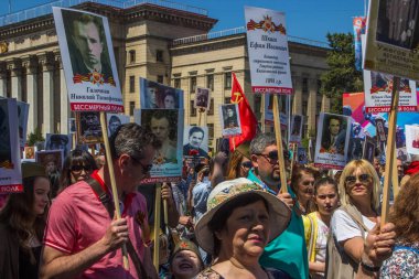 Almatı, Kazakistan - 9 Mayıs: Ölümsüz alayın yürüyüş sırasında V