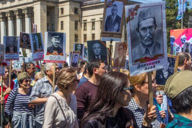 Almatı, Kazakistan - 9 Mayıs: Ölümsüz alayın yürüyüş sırasında V