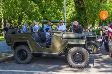 Almatı, Kazakistan - 9 Mayıs: Zafer Bayramı celebr, eski Sovyet araba