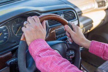 Erkek eli direksiyonda bir araba içinde