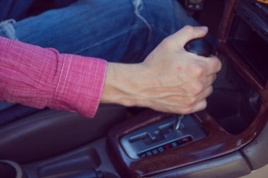 Bir arabayı kullanan adam. İletim ellerde 