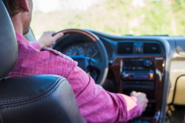 Bir arabayı kullanan adam. İletim ellerde 