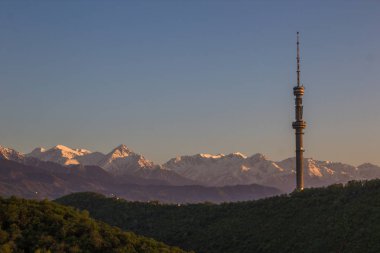 Kok Tobe hill ve dağlar görünümünde Bahar, Almatı, Kazakistan
