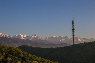 Kok Tobe hill ve dağlar görünümünde Bahar, Almatı, Kazakistan