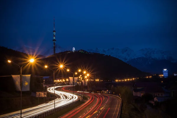 Wgląd nocy miasta Ałma Ata, Kok Tobe hill. Oświetlenie trasy w nocy na — Zdjęcie stockowe