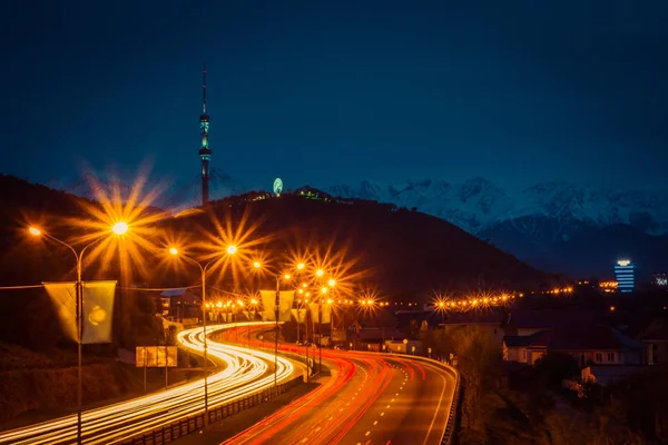 阿拉木图市夜景，角心存山。晚上在灯步道 — 图库照片