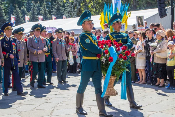 Almaty, Kazachstán - 9. května: Den vítězství oslava (vítězství v — Stock fotografie