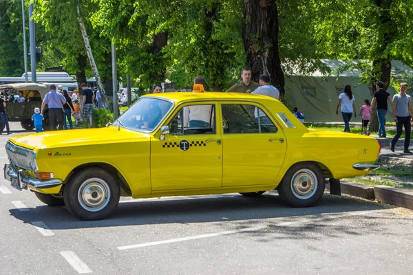 Almaty, Kasachstan - 9. Mai: altes sowjetisches Auto beim Siegesfest — Stockfoto