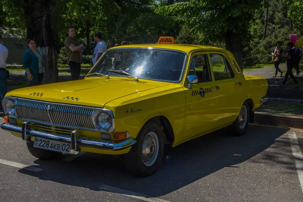 ALMATY, KAZAKHSTAN - MAY 9: Old soviet car at Victory Day celebr — Stock Photo, Image