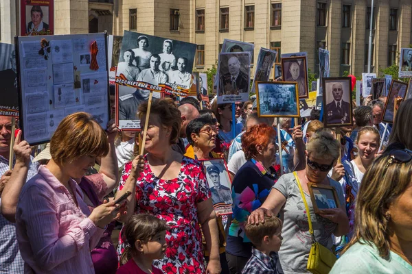 ALMATY, KAZAKHSTAN - MAY 9: Immortal Regiment march during the V — Stock Photo, Image