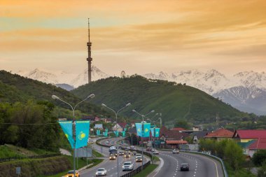 Almatı, Kazakistan - 6 Mayıs: Kok Tobe hill ve Tv kulesi. Şehir vie