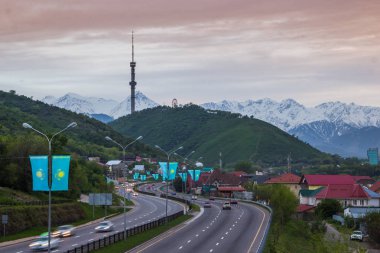 Almatı, Kazakistan - 6 Mayıs: Kok Tobe hill ve Tv kulesi. Şehir vie