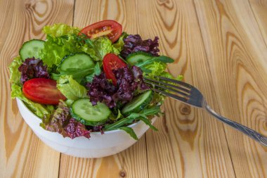 Taze salata karışık yeşillik, kiraz domates ve salatalık ile