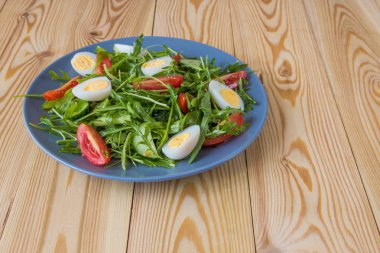 Roka, domates, yumurta ve salatalık ile taze yeşil salata