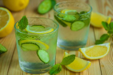 Detoks su, buz, salatalık, limon ile taze organik limonata bir