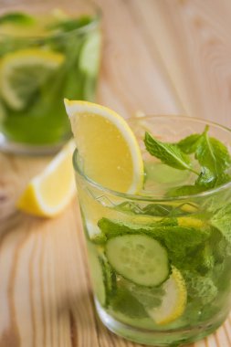 Detoks su, buz, salatalık, limon ile taze organik limonata bir