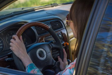 Genç kadın bir araba bir güneş gözlüğü