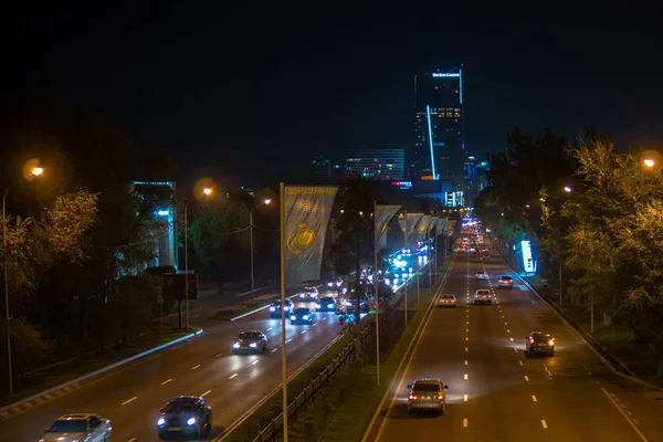 アルマトイ、カザフスタン - 5 月 6 日: アルマトイ市夜景、ファーラービー av — ストック写真