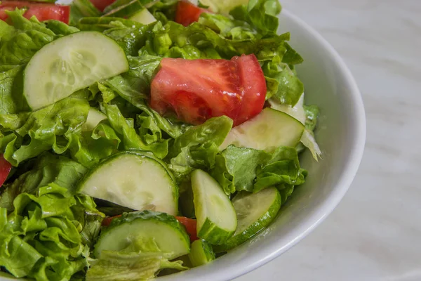 Friss salátával. Paradicsom, uborka és zöldek, fehér tálban — Stock Fotó