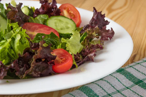 Insalata fresca con verdure miste, pomodoro ciliegia e cetriolo — Foto Stock