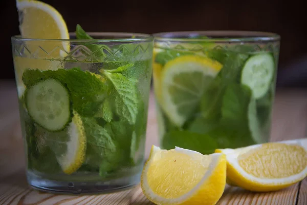 Desintoxicação de água, limonada orgânica fresca com gelo, pepino, limão e — Fotografia de Stock