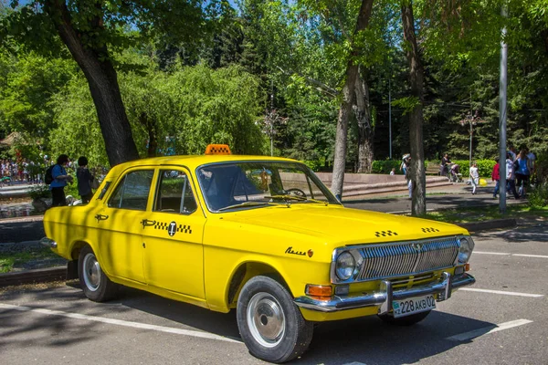 ALMATY, KAZAKHSTAN - 9 MAI : Ancienne voiture soviétique au celebr du Jour de la Victoire — Photo