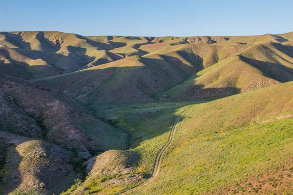 La route dans la steppe au Kazakhstan. Vue du dessus — Photo