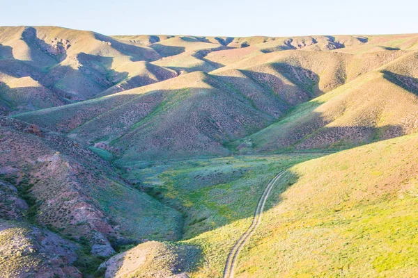 Der Weg in die Steppe in Kasachstan. Ansicht von oben — Stockfoto
