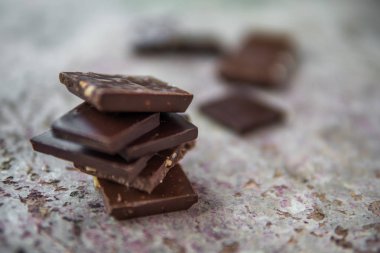 Fındık ile koyu çikolata yığın. Şekerli tatlı