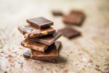 Fındık ile koyu çikolata yığın. Şekerli tatlı