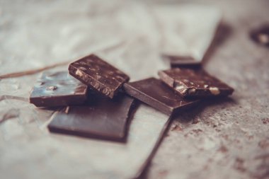 Fındık ile koyu çikolata yığın. Şekerli tatlı