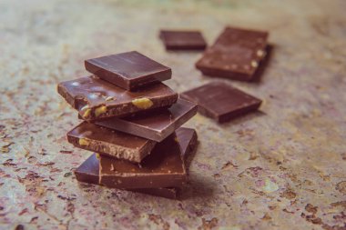 Fındık ile koyu çikolata yığın. Şekerli tatlı