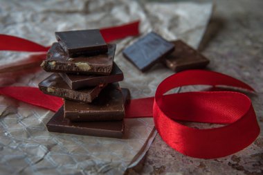 Fındık ile koyu çikolata yığın. Şekerli tatlı