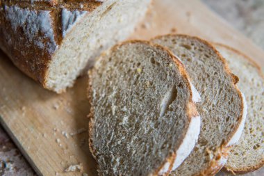 Ekmek dilimi ahşap bir gemide. Buğday taze somun