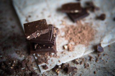 Koyu çikolata yığın fındık, seçici odak ile