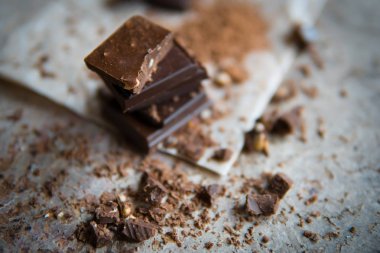 Koyu çikolata yığın fındık, seçici odak ile