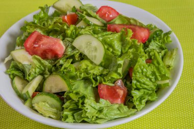 Taze salata. Domates, salatalık ve Yeşiller beyaz kase