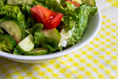 Taze salata. Domates, salatalık ve Yeşiller beyaz kase