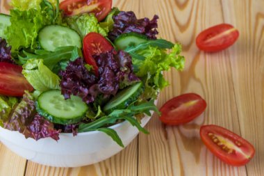 Taze salata karışık yeşillik, kiraz domates ve salatalık ile