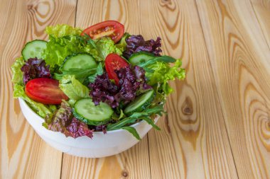 Taze salata karışık yeşillik, kiraz domates ve salatalık ile