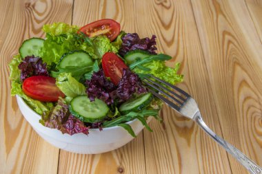Taze salata karışık yeşillik, kiraz domates ve salatalık ile