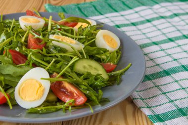 Roka, domates, yumurta ve salatalık ile taze yeşil salata