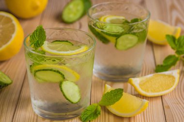 Detoks su, buz, salatalık, limon ile taze organik limonata bir