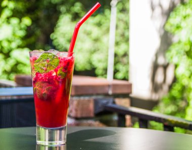 Ahududu ve nane bir sokak kafe bir tablo ile limonata