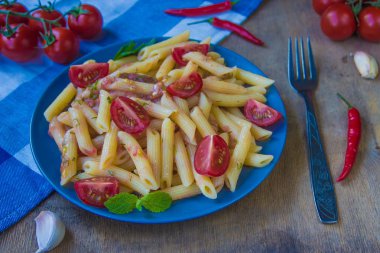 Domates ve biber biber ile makarna penne 