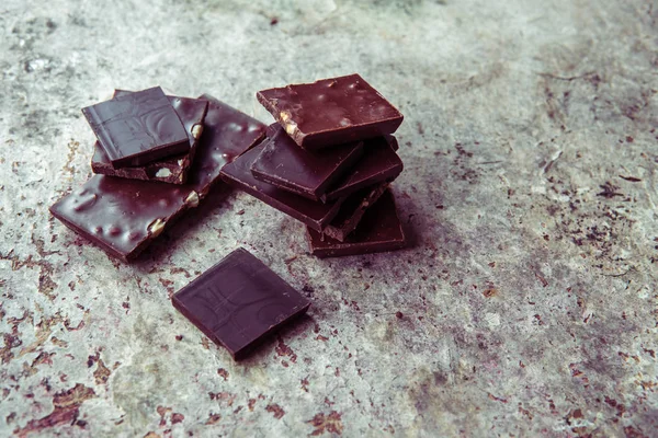 Pilha de chocolate escuro com avelãs. Doce sobremesa — Fotografia de Stock